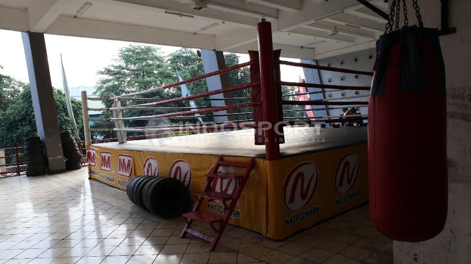 Dengan sarana alat latihan yang seadanya, tim Muaythai Indonesia tetap semangat melakukan latihan.